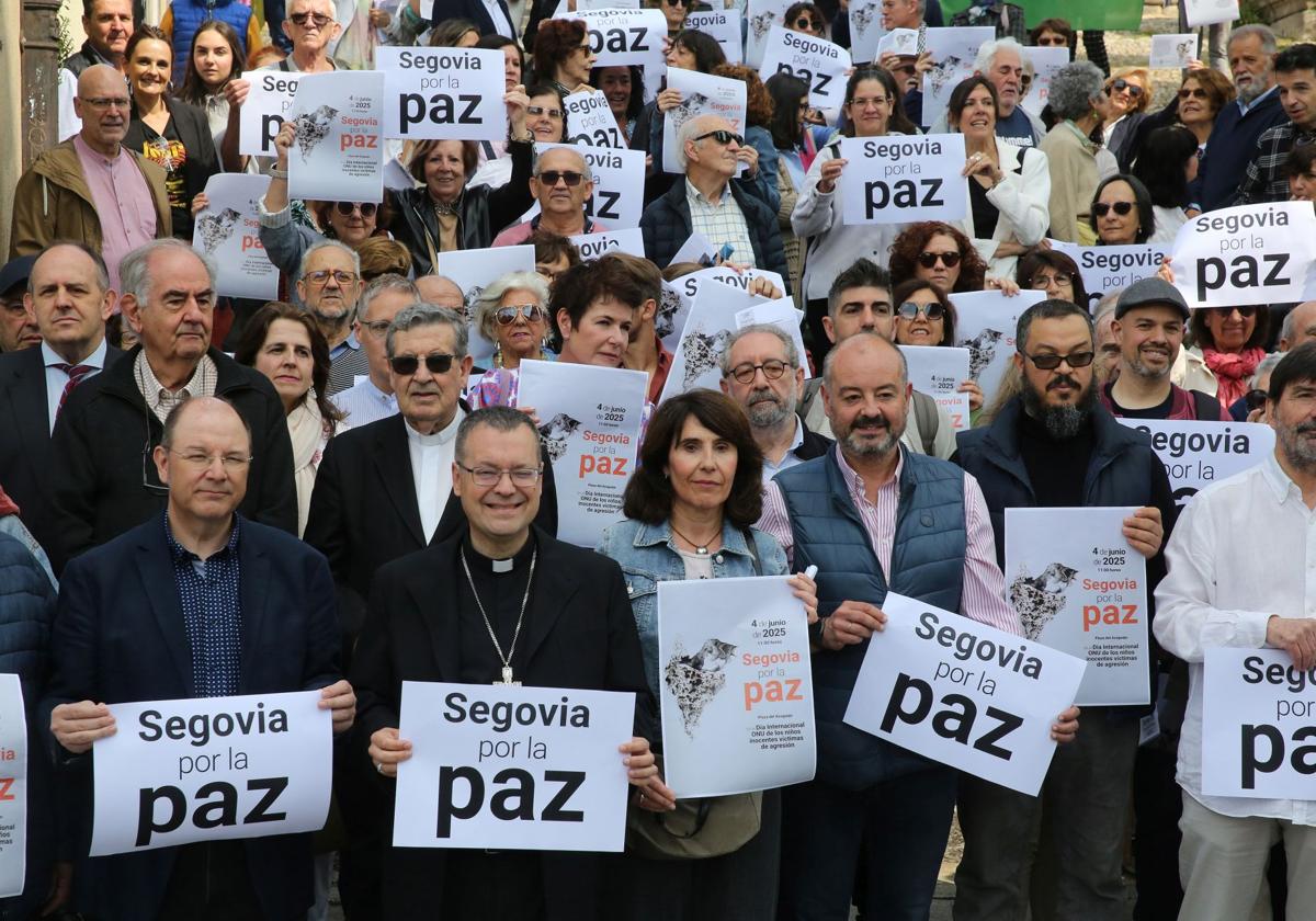 Fotos de la concentración por la paz en Segovia