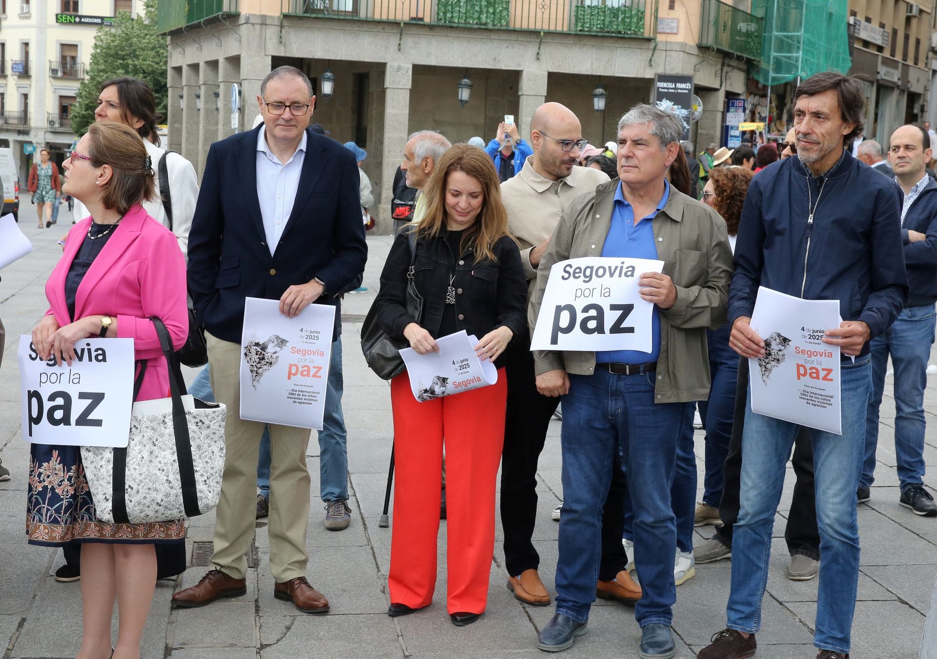 Fotos de la concentración por la paz en Segovia