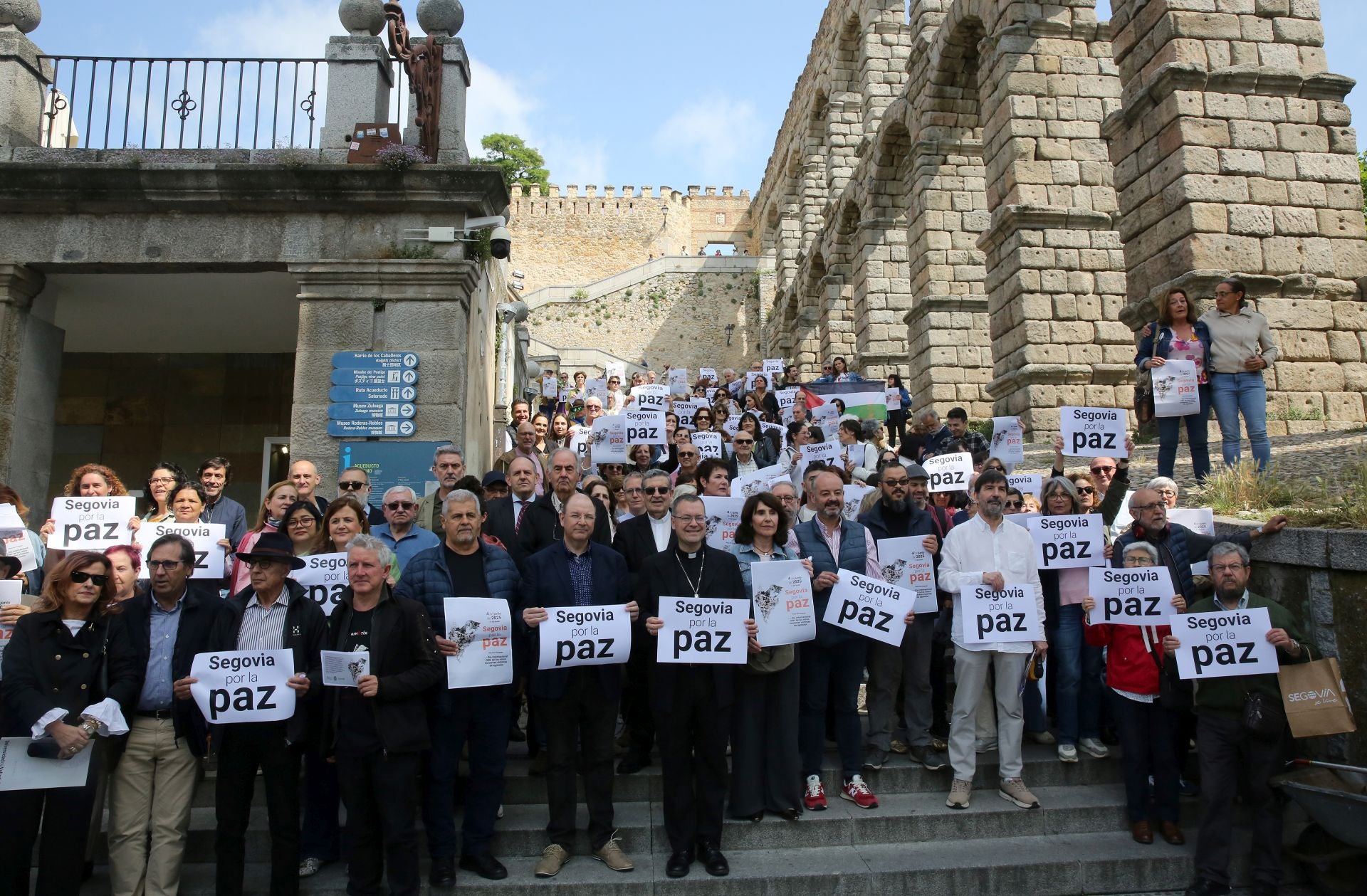 Fotos de la concentración por la paz en Segovia