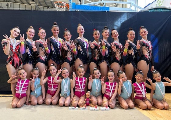 Gimnastas del club La Victoria posan con sus medallas.