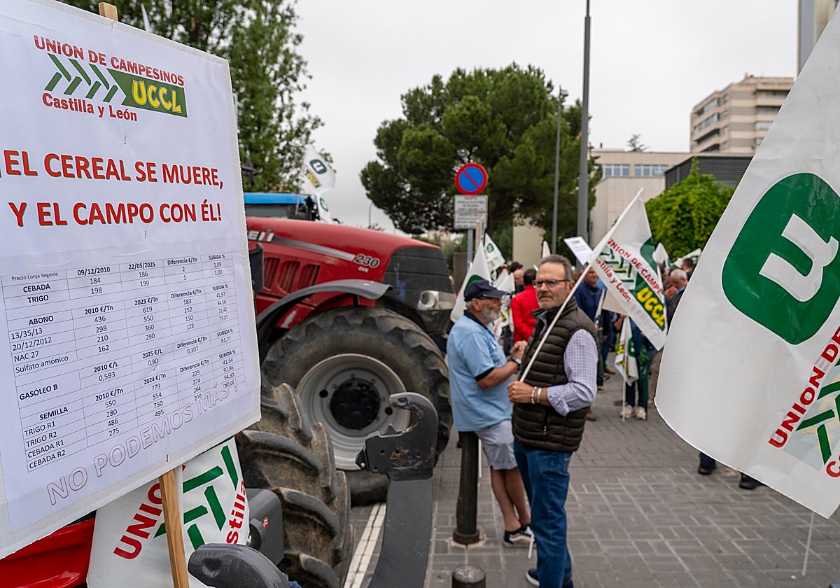 Concentración convocada por UCCL en la delegación del Gobierno en Castilla y León.