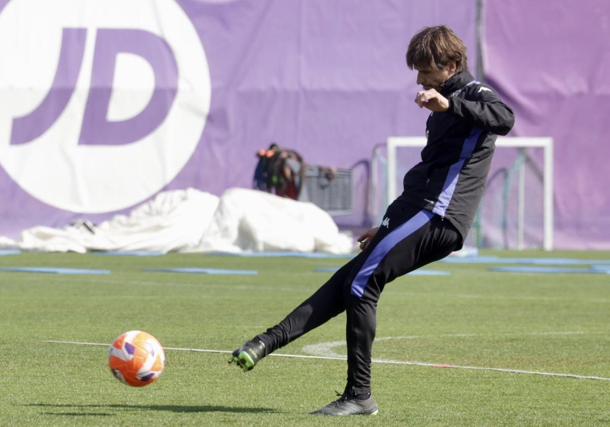 Álvaro Rubio golpea un balón durante un entrenamiento del Real Valladolid.