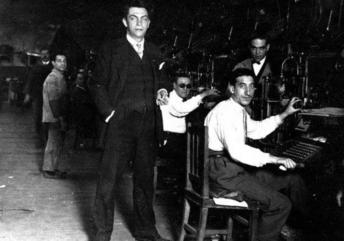 Manuel Chaves Nogales, de pie, en los talleres de 'El Heraldo de Madrid'.