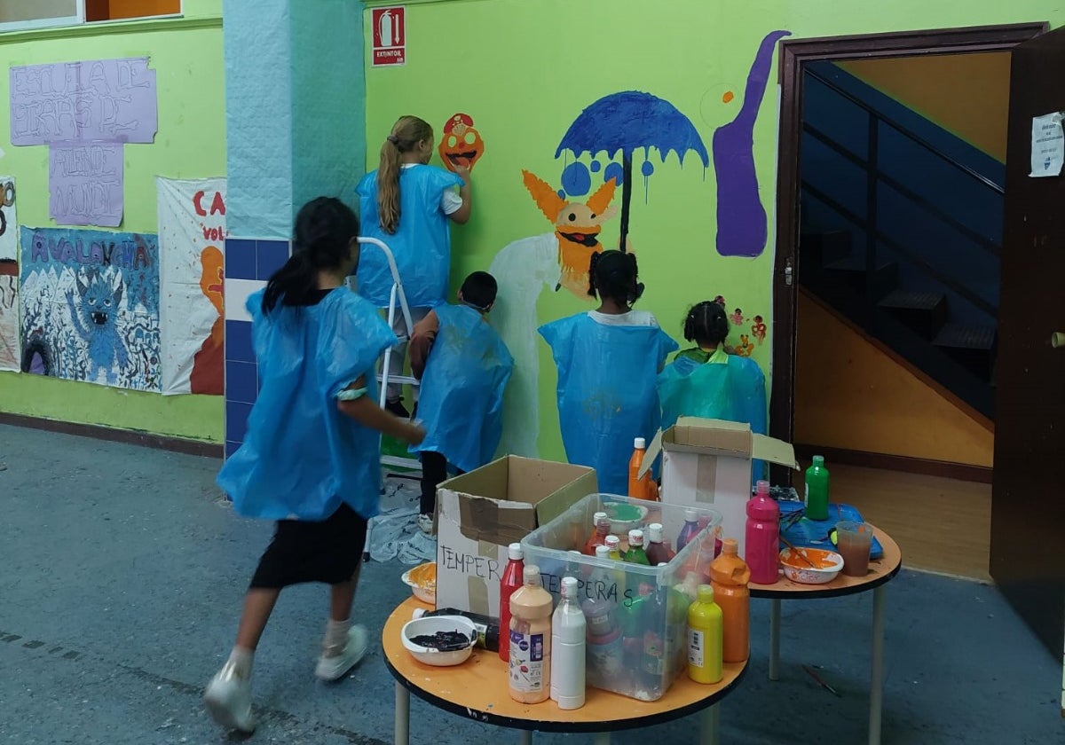 Un grupo de niños pinta las paredes para la tramoya de la obra de teatro 'Los Volcanes', el pasado septiembre.