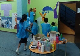 Un grupo de niños pinta las paredes para la tramoya de la obra de teatro 'Los Volcanes', el pasado septiembre.