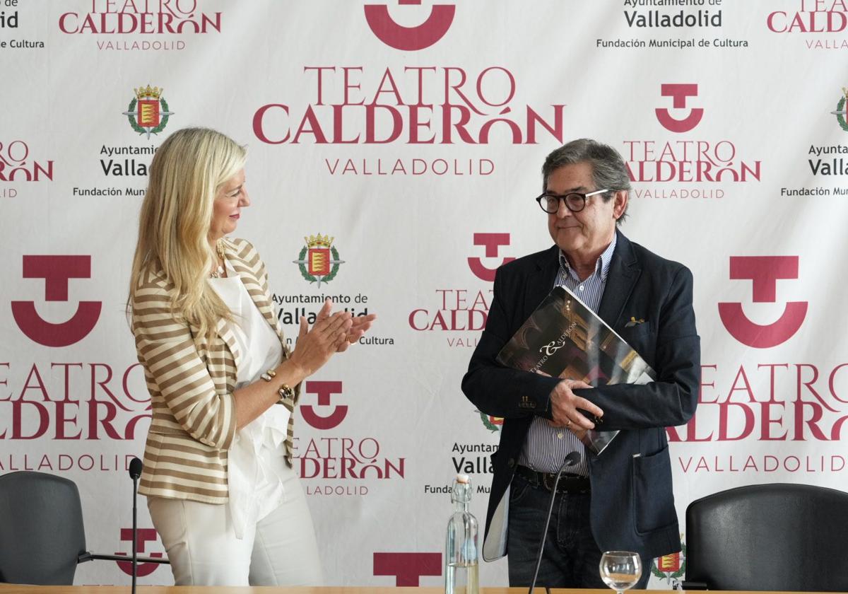 José María Viteri, tras presentar la programación escénica de la próxima temporada en el Teatro Calderon, aplaudido por la concejala de Educación y Cultura, Irene Carvajal.