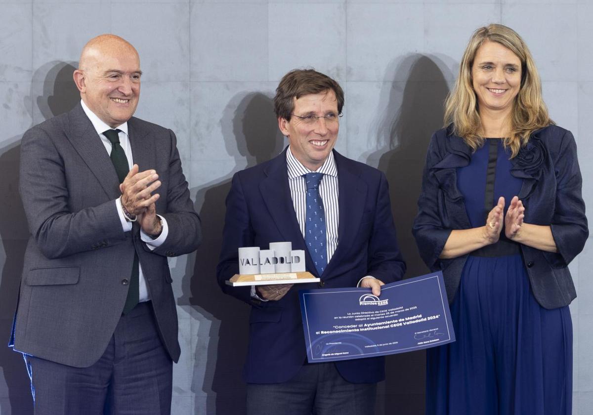 El alcalde de Madrid, José Luis Martínez-Almeida, recibe los aplausos de Jesús Julio Carnero y Ángel de Miguel.