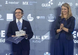 Enrique Cornejo recibe el aplauso de Ángela de Miguel, durante la gala de la CEOE celebrada en Valladolid.