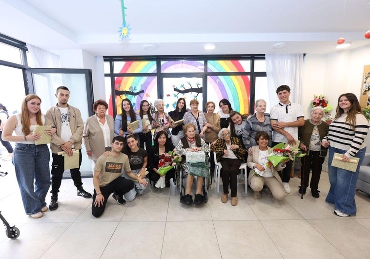 Alumnos del Centro Didáctico con los mayores de la residencia Legado del Niño Jesús y sus profesoras