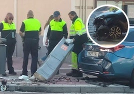 Los operarios retiran la máquina de la ORA destrozada por el turismo siniestrado (en detalle) en la Real de Burgos.