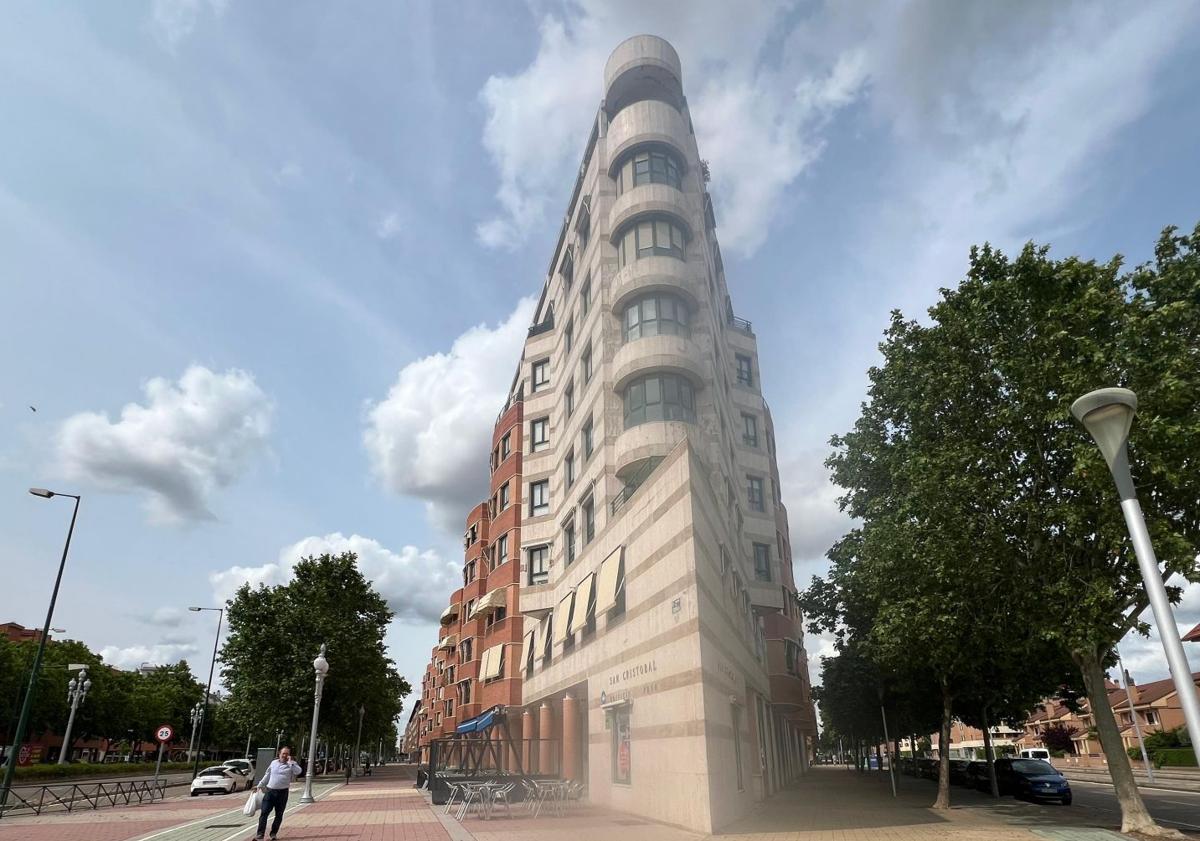 Imagen principal - Algunas zonas de Parque Alameda. 1) Característico Edificio Proa a escasos metros de las 'Puertas de Valladolid' 2) Zona de paseo en Parque Alameda 3) Casa Luelmo, popularmente conocida como Villa Paulita