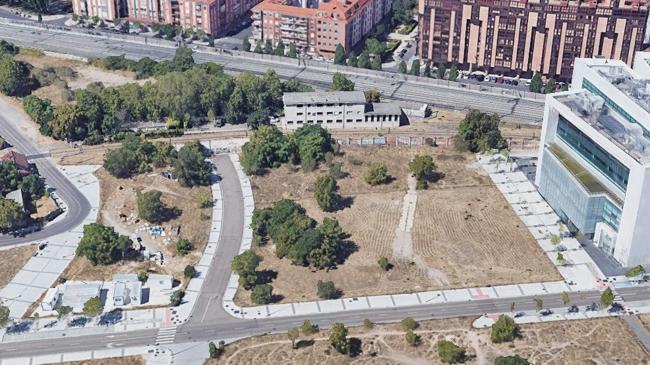 Imagen antes - La vía de Ariza se transforma en un paseo que engancha con el parque de Las Norias. A la derecha, la Tesorería General de la Seguridad Social.