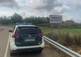 Vehículo de la Guardia Civil a la entrada de Tamariz de Campos.