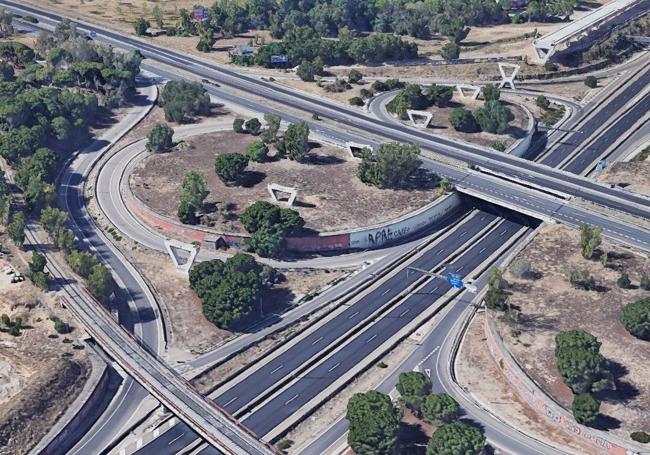 Imagen de Google Earth que muestra el paso elevado sobre la VA-30 por el que cruza la actual vía de Ariza que daba servicio a Renault (esquina izquierda, abajo). En diagonal, los seis pilares de hormigón que servirán para conectar el tramo ya construido de la variante (esquina superior derecha) con el túnel de San Cristóbal, justo tras cruzar el paso elevado actual.