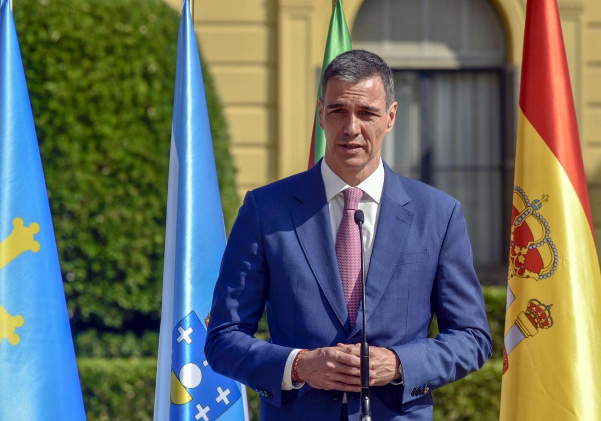 El presidente del Gobierno, Pedro Sánchez, ofrece una declaración institucional durante la Conferencia de Presidentes, en Palau de Pedralbes de Barcelona.
