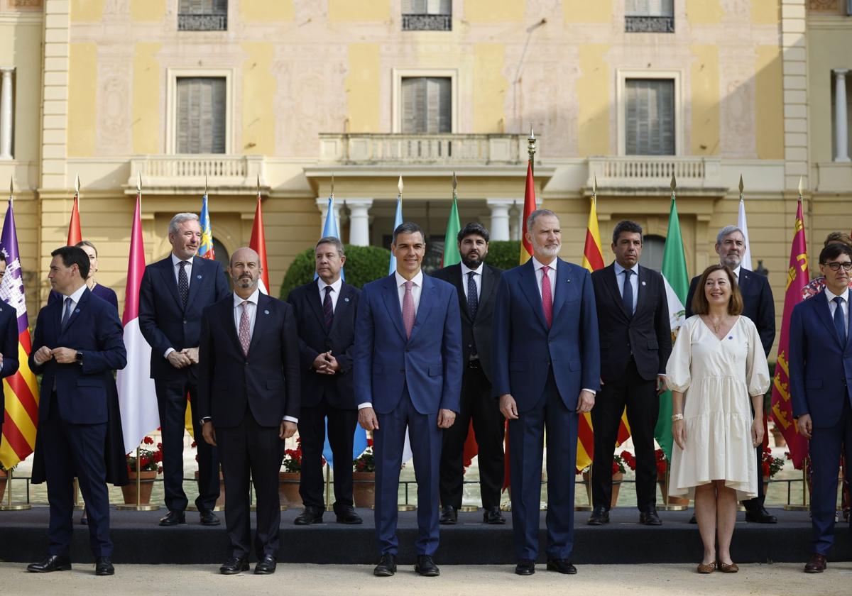 Pedro Sánchez, el rey Felipe VI, y Francina Armengol, posan para la foto de familia junto a los presidentes autonómicos, a su llegada a la XXVIII Conferencia de Presidentes celebrada ayer en Barcelona.