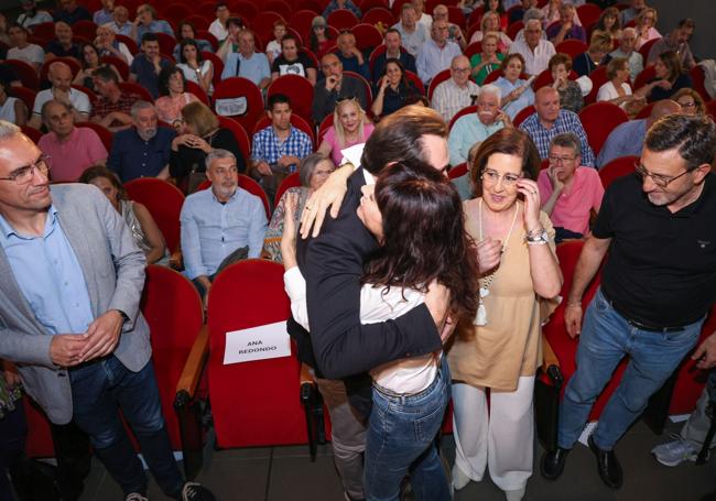 Ana Redondo se abraza con Óscar Puente antes del inicio del acto.