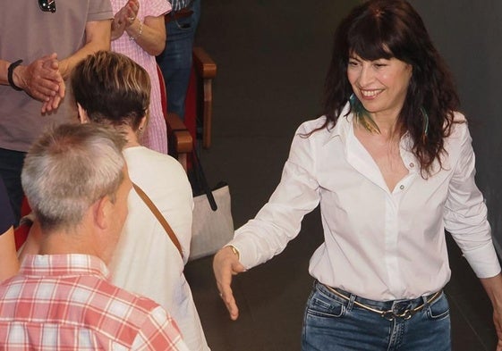 Ana Redondo saluda a los militantes socialistas de Valladolid a su llegada al Centro Cívico Bailarín Vicente Escudero.