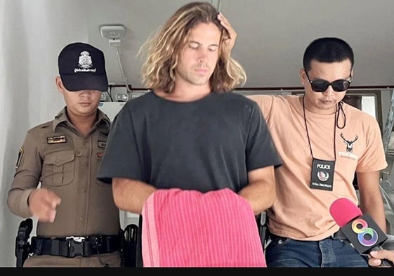 Daniel Sancho escoltado por dos agentes de la policía tailandesa.
