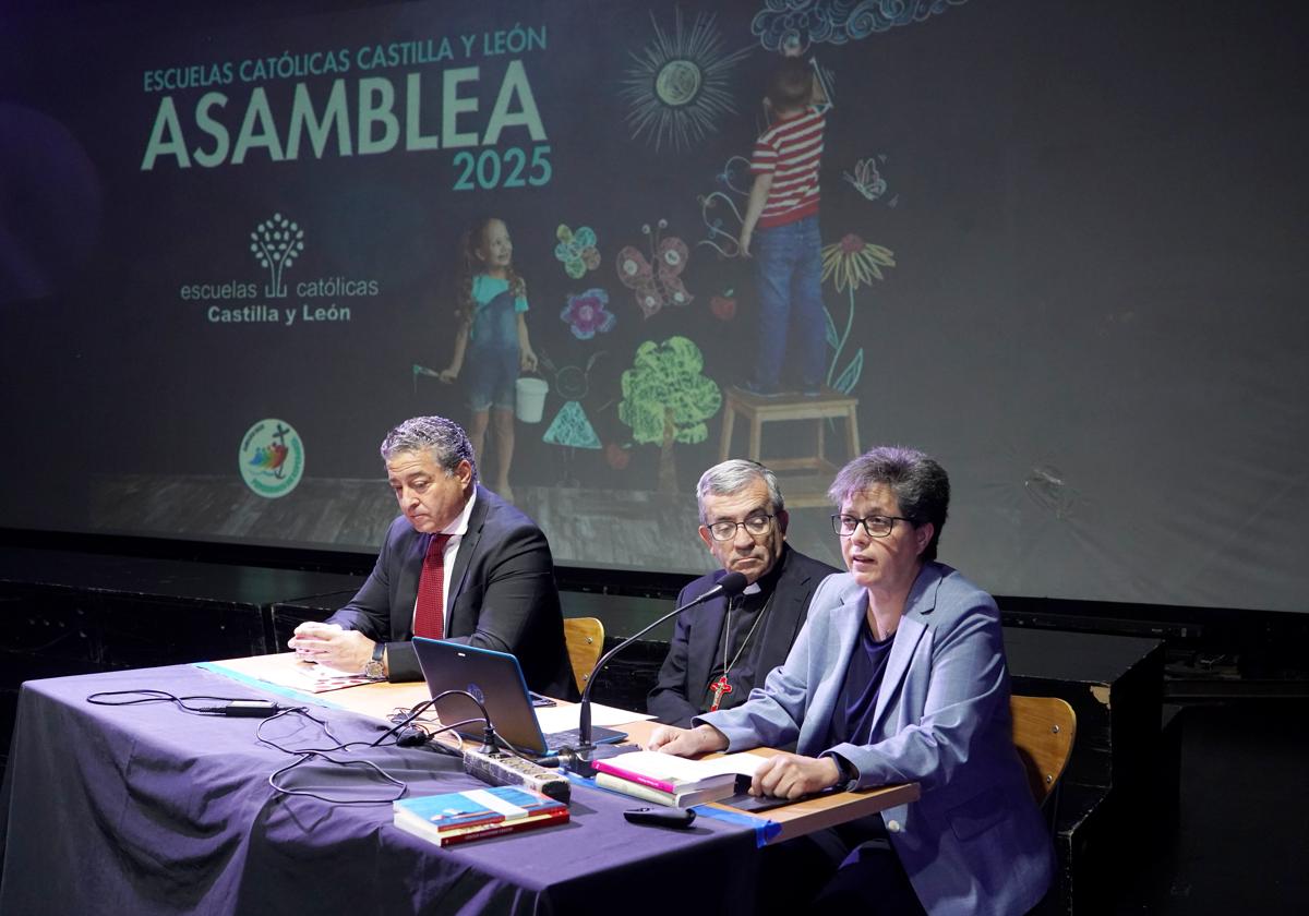 El arzobispo de Valladolid y presidente de la Conferencia Episcopal Española, Luis Argüello (centro), en la inauguración de la asamblea.