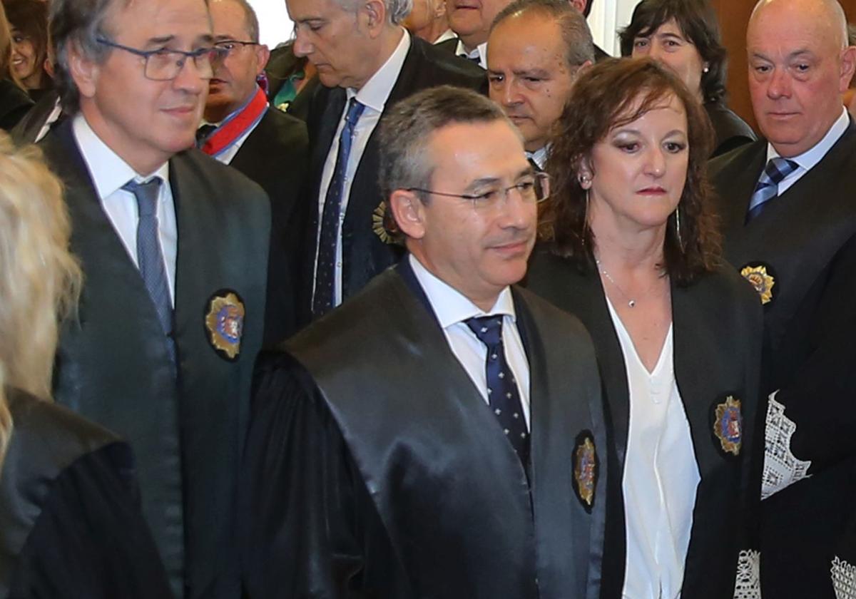 Jesús Martínez Puras (centro) se encamina hacia el estrado para tomar posesión como presidente de la Audiencia Provincial de Segovia.