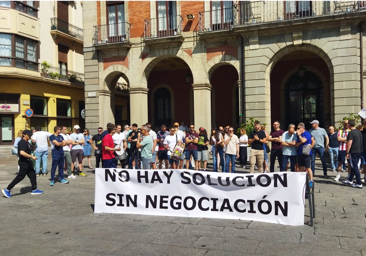Concentración de bomberos y policías a las puertas del Ayuntamiento de Zamora.