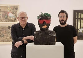 Luis y Julián Cruz, junto al busto 'Domund', del primero, en el Herreriano.