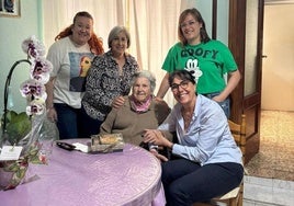 Elena Bermejo Fernández junto a su hija Elena Benito, la alcaldesa y las dos concejalas.