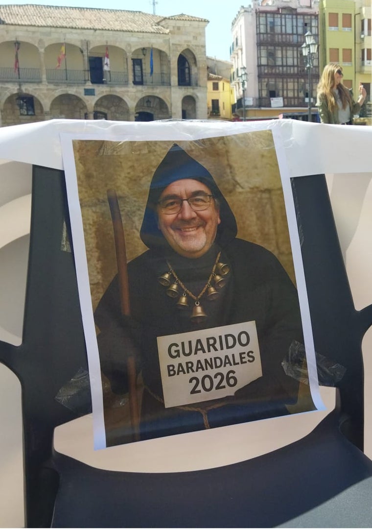 Imagen - Foto del alcalde de Zamora, que los bomberos y los policías han colocado por detrás de la pancarta principal.