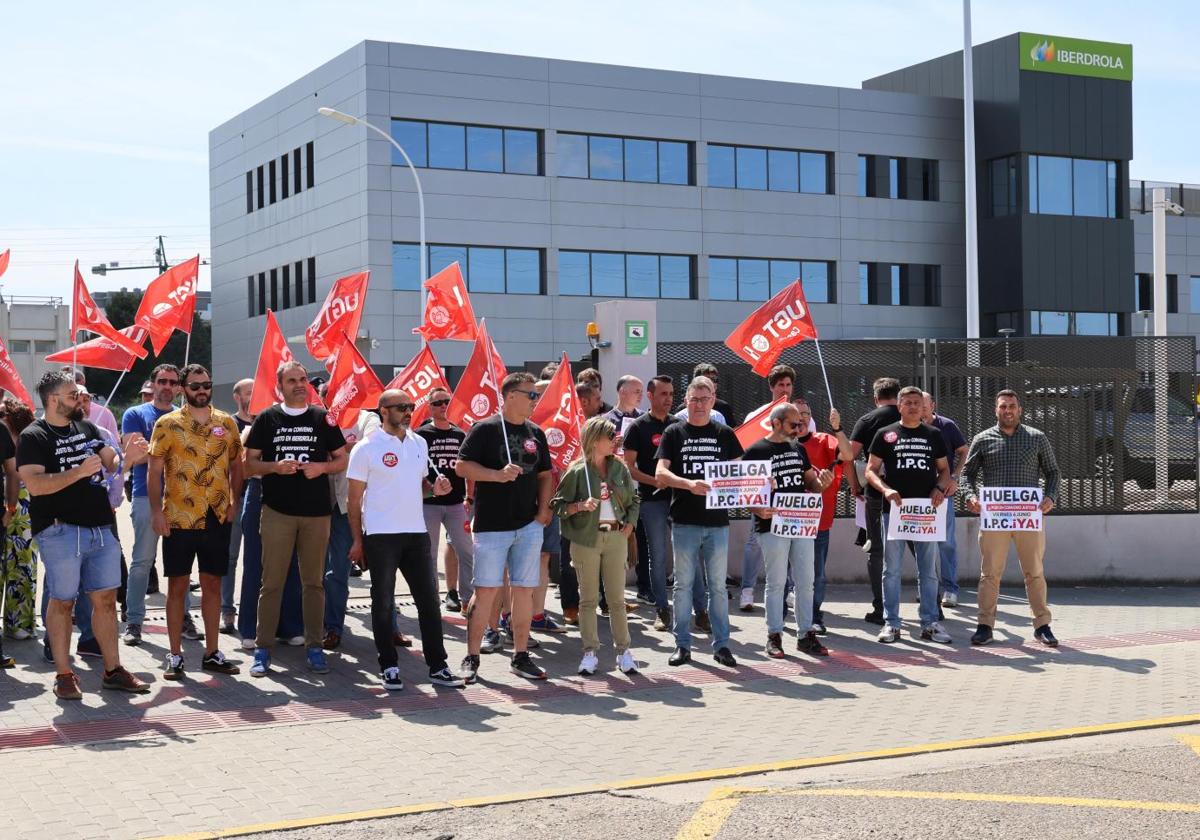 Trabajadores de Iberdrola durante la protesta de esta mañana.