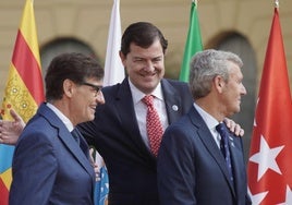 Alfonso Fernández Mañueco saluda efusivamente este viernes en Barcelona a Salvador Illa y a Alfonso Rueda, presidentes de la Generalitat catalana y de la Xunta gallega.