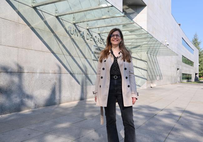 Marta Giménez frente a la Consejería de Movilidad y Transformación Digital