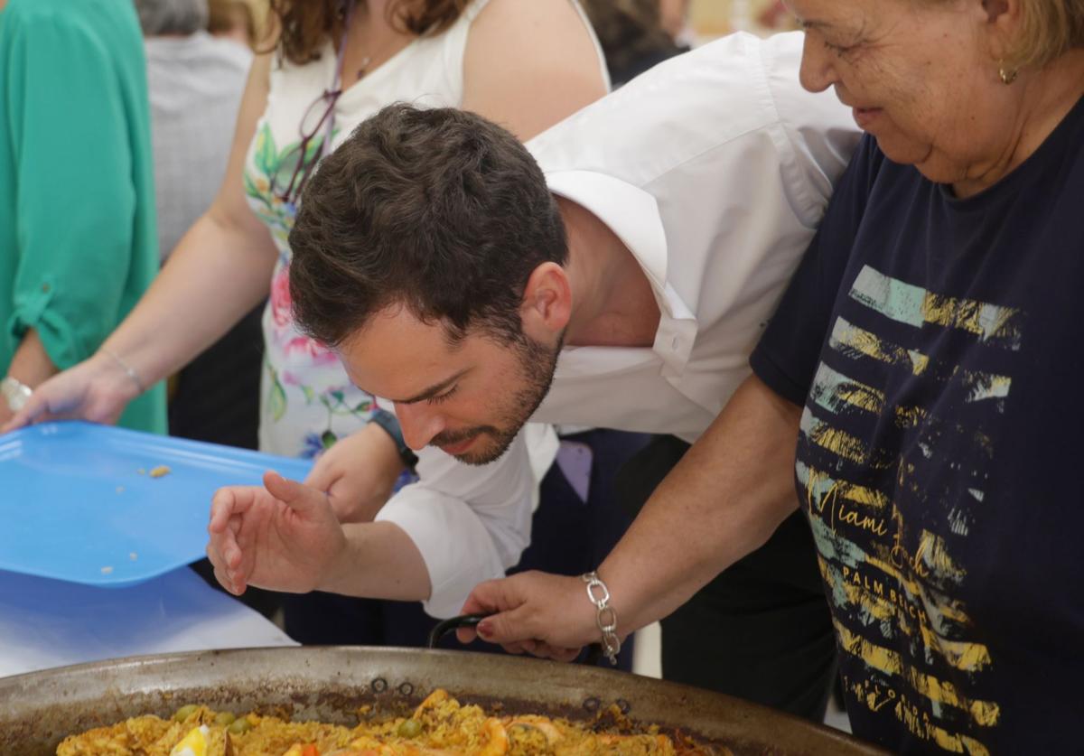Una paella gigante para estrechar lazos entre Barrio España y San Pedro Regalado