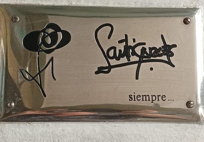 Placa en homenaje al tío de Ana Garcés en el bar Berlín.