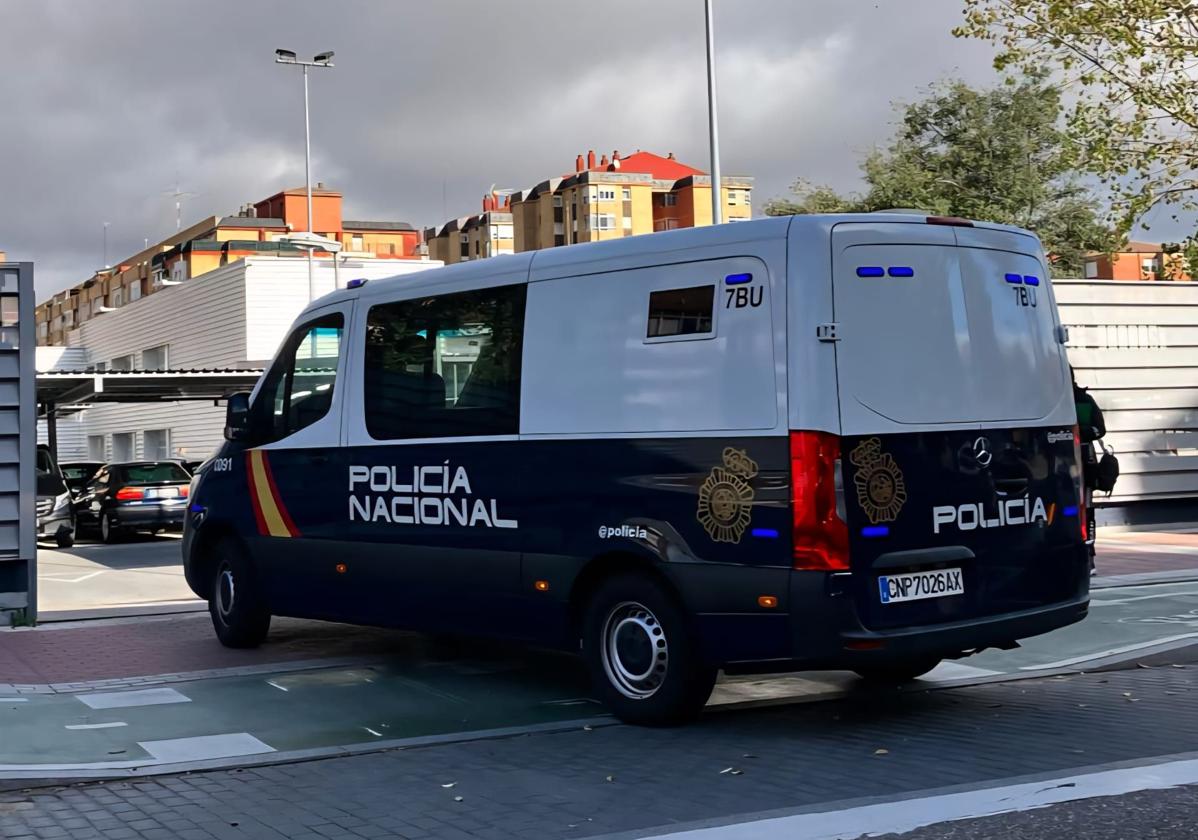Un furgón de la Policía Nacional entra en la comisaría de Las Delicias.