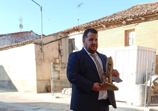 El pescadero Alberto Villa, tras su pregón con un recuerdo en forma de pescado