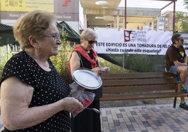 Vecinos de La Rondilla manifestándose ante el esqueleto del edificio de la Seguridad Social