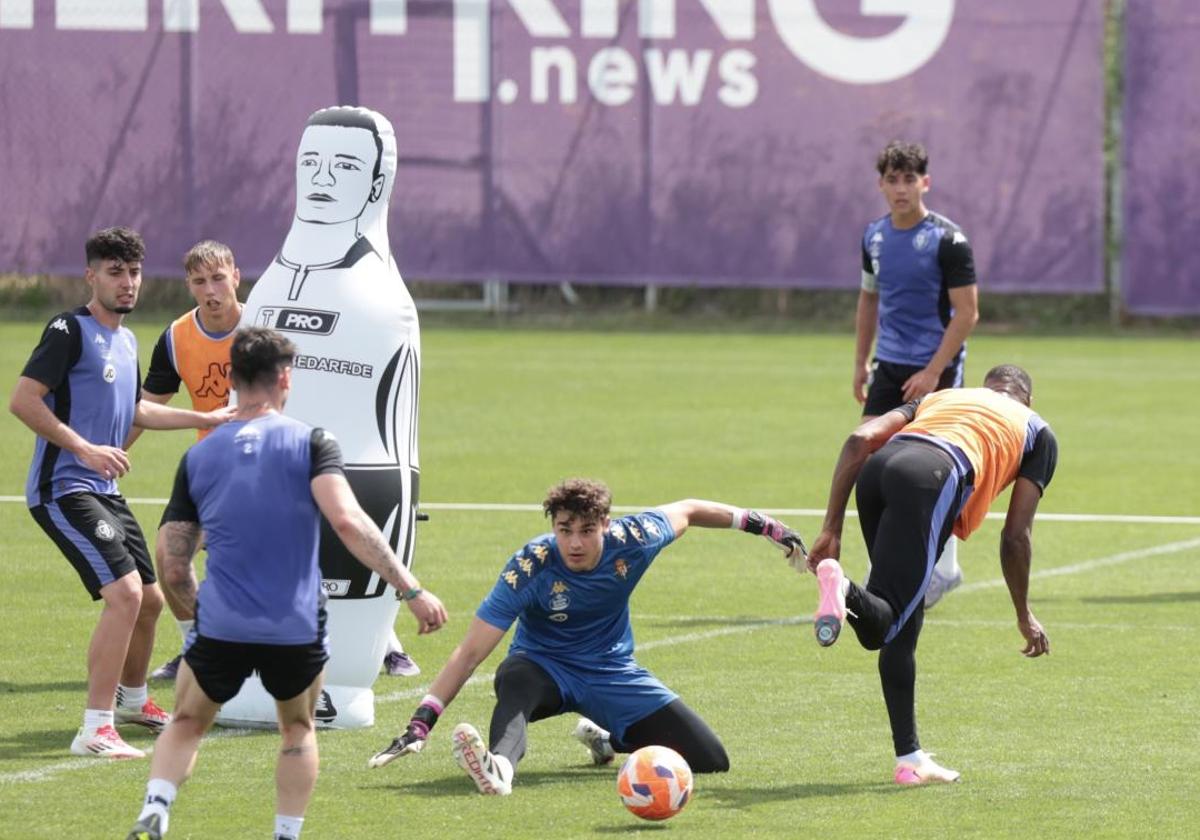 Una acción del entrenamiento del Real Valladolid del pasado 20 de mayo en los Campos Anexos