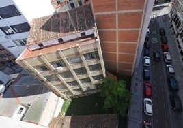 Solar de Felipe II frente a las Teresianas con la parte trasera del edificio de San Blas que se demolerá para levantar el nuevo bloque.