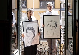 Amalia Iglesias y Rubén Abella con sus retratos, firmados por el pintor salmantino Ángel Iglesias.