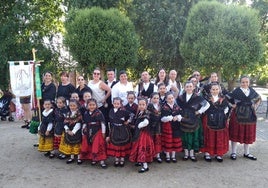 Grupos participantes en el VI Encuentro Infantil de Danzas Tradicionales de Pedrajas de San Esteban.