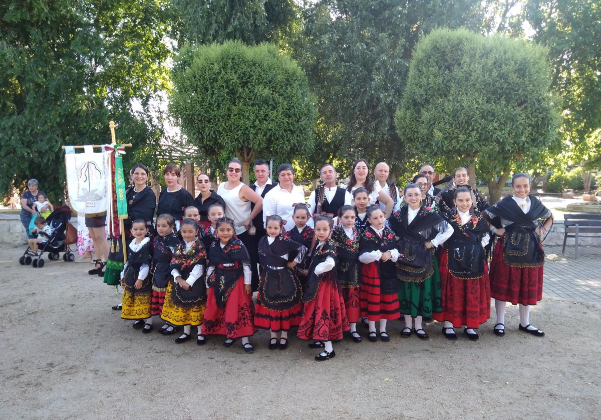 Grupos participantes en el VI Encuentro Infantil de Danzas Tradicionales de Pedrajas de San Esteban.
