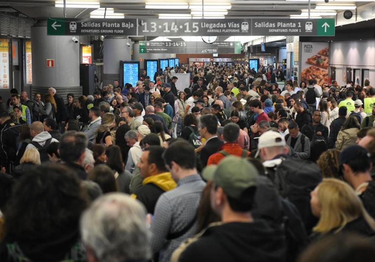 Decenas de personas esperan en la estación de Atocha-Almudena Grandes, el 5 de mayo de 2025, tras una avería por robo de cable.