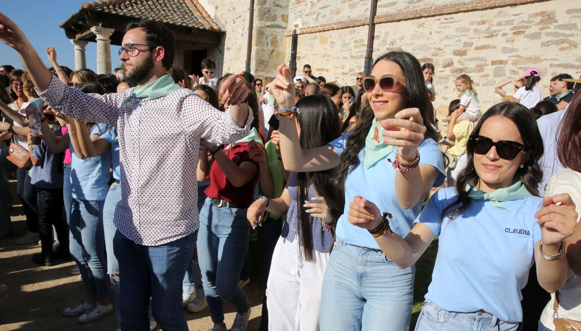 La romería de la Virgen del Bustar, en imágenes