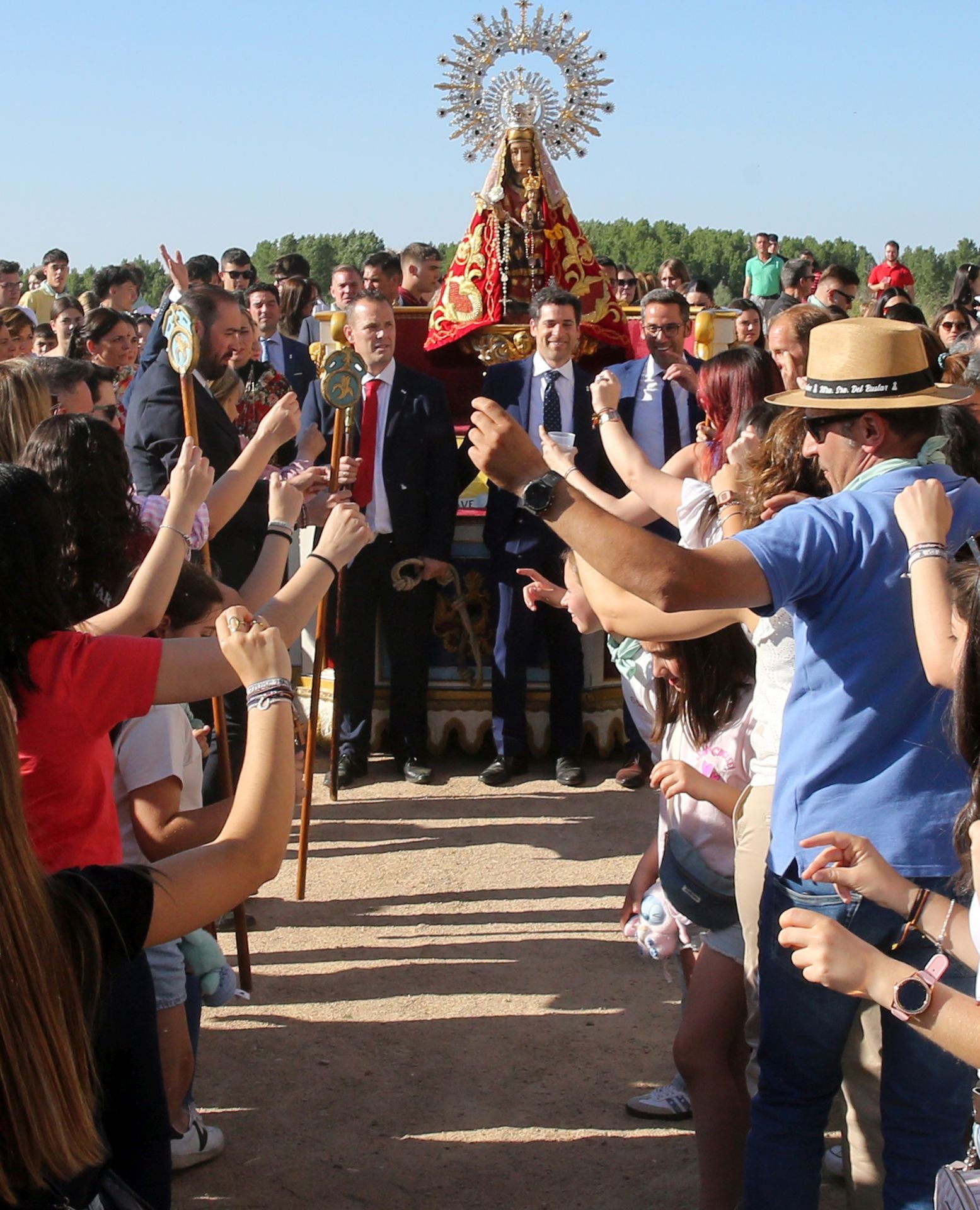 La romería de la Virgen del Bustar, en imágenes