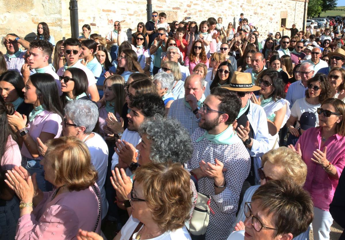 Imagen principal - Arriba, multitud de fieles y curiosos aplauden la salida de la ermita de la Virgen del Bustar; abajo, niños montados en la carroza con la imagen de la patrona de Carbonero el Mayor, y a la derecha, jóvenes con los tamboriles preparados para hacerlos sonar al paso de la talla.