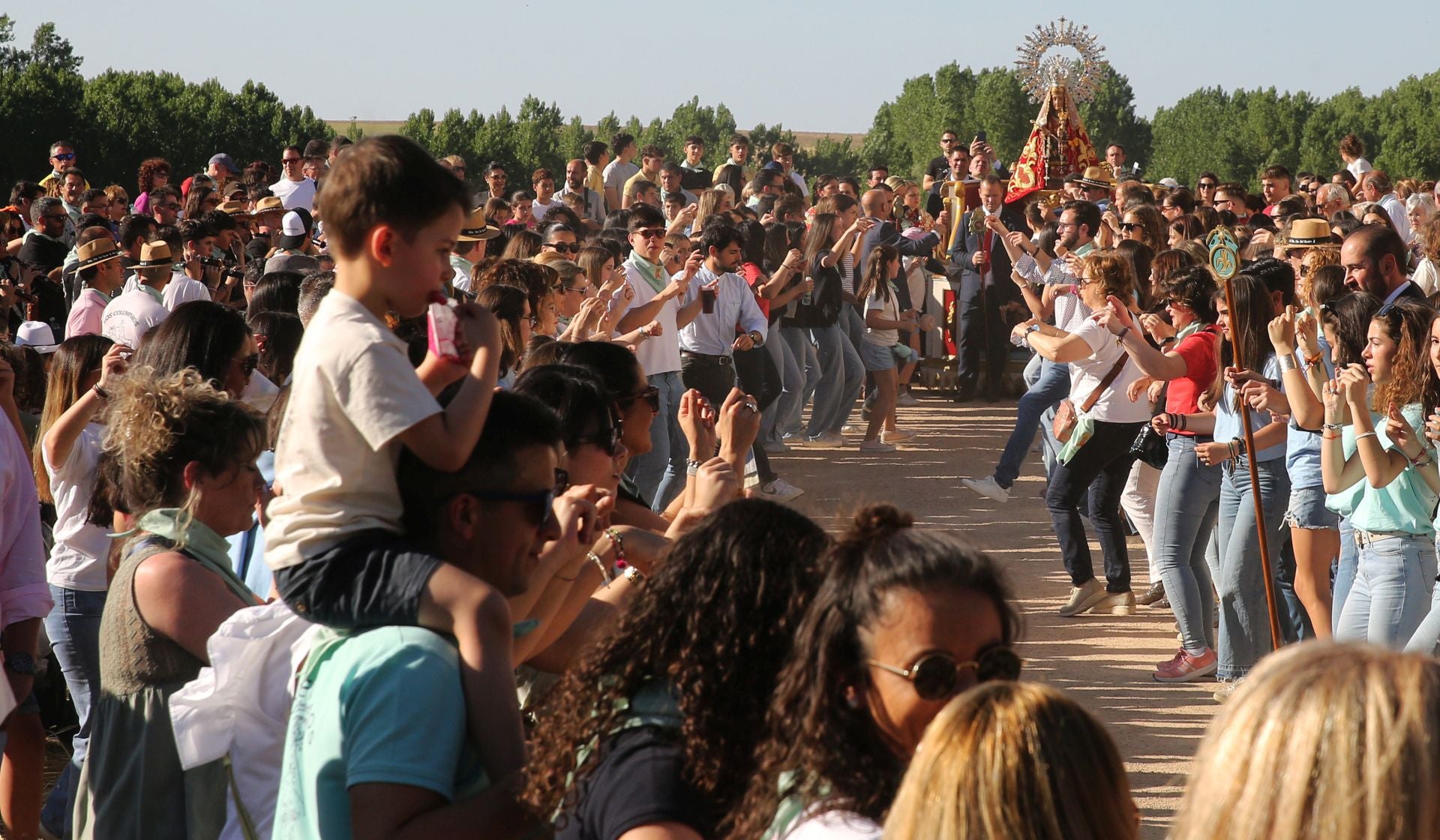 La romería de la Virgen del Bustar, en imágenes