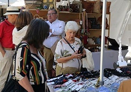 Clientela en uno de los puestos de ropa de la Feria del Comercio Segoviano que se celebra este sábado.