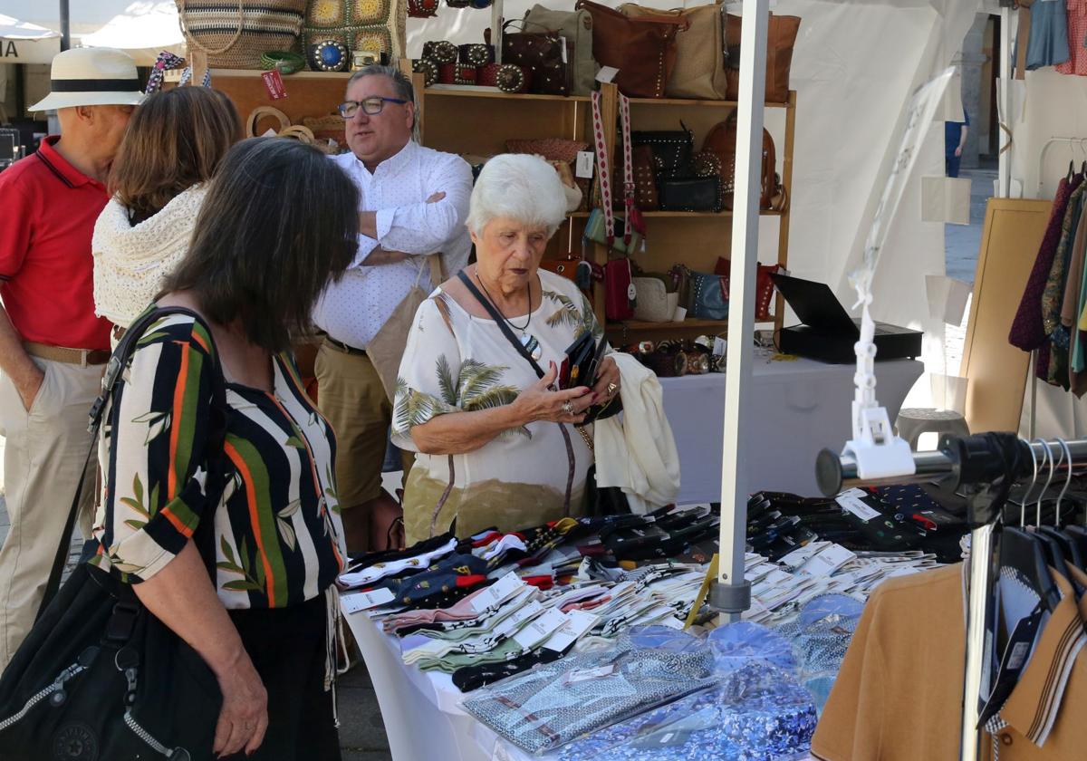 Clientela en uno de los puestos de ropa de la Feria del Comercio Segoviano que se celebra este sábado.