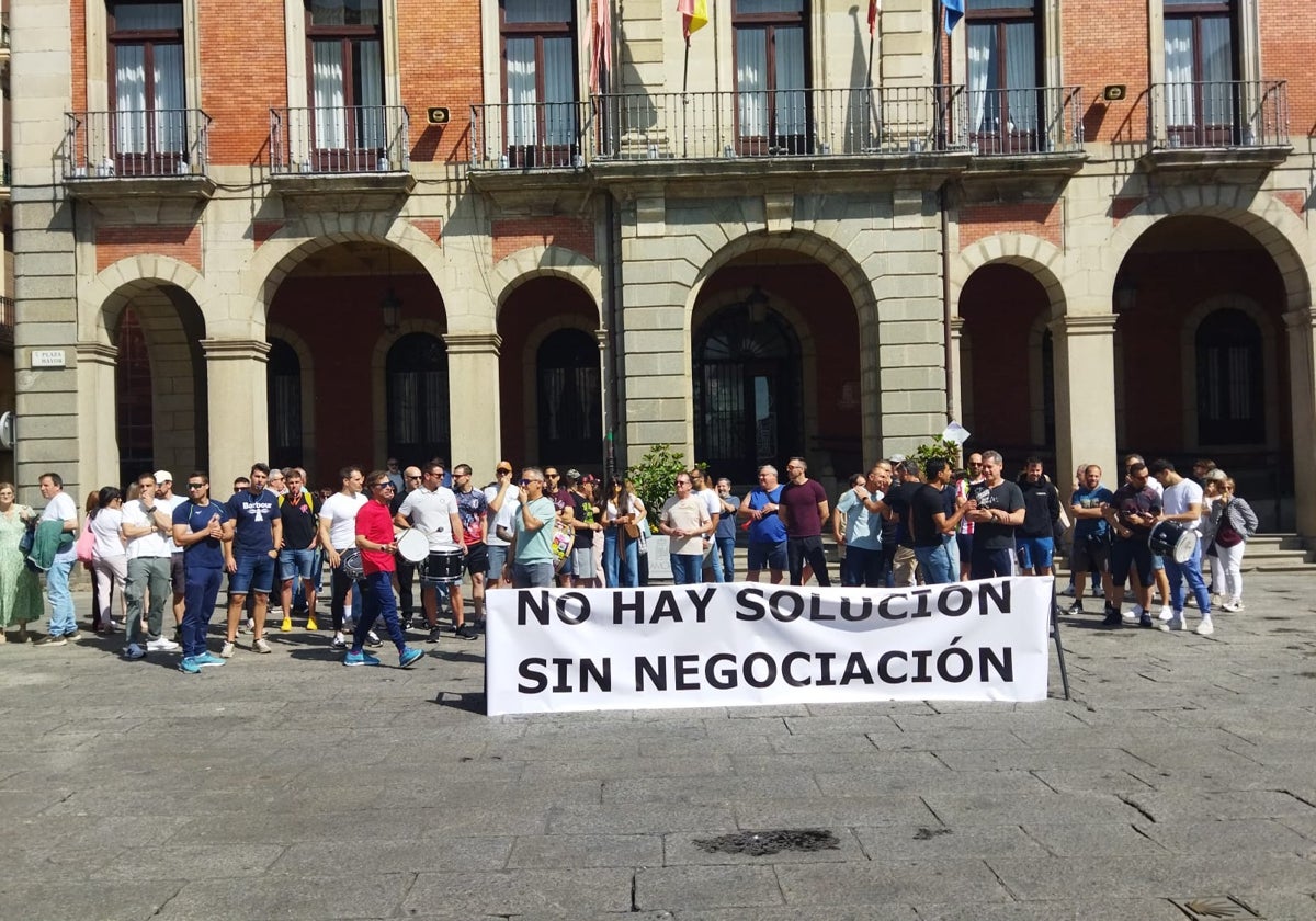 El alcalde critica las protestas de los funcionarios y afirma que están mejorando sus condiciones laborales